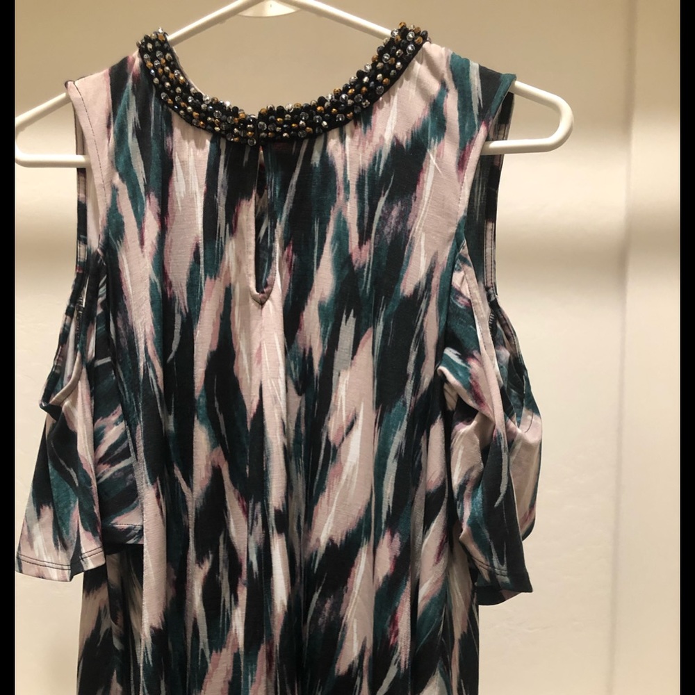 Jennifer Lopez cold shoulder shirt